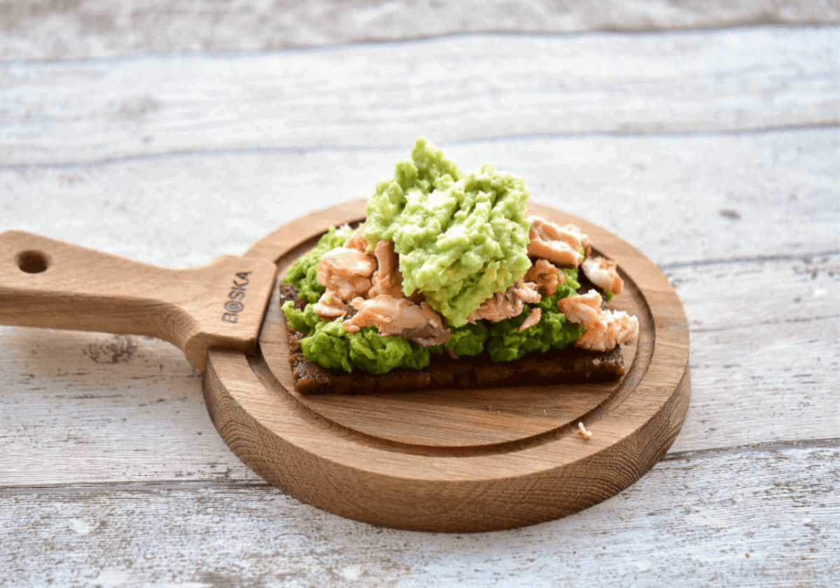 Salmon with mashed avocado and peas